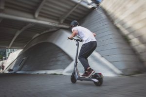 你的滑板車幾乎有一半的成本是電池的